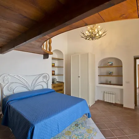 Maria Villa *